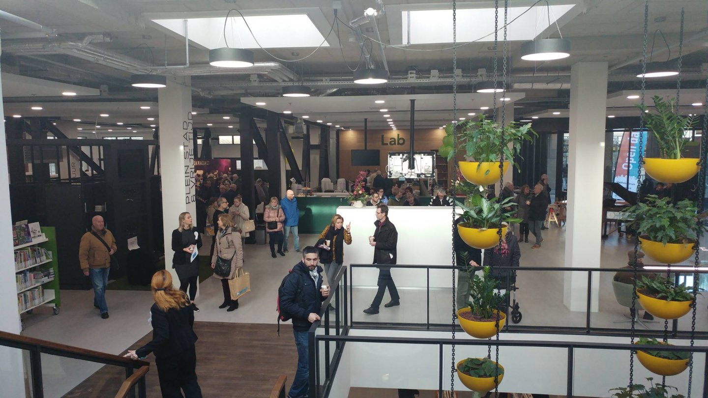 Bijzondere groenobjecten van Flower Factor in nieuw gemeentehuis Zoetermeer