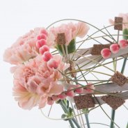 Speels Anjer arrangement close-up