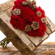 Vierkant mono boeket met anjers