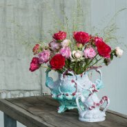 Mix van pioenen in een Italiaanse vaas