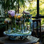 Rossano chrysanten op een voetstuk