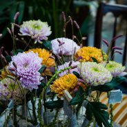 Rossano chrysanten op een voetstuk - detail