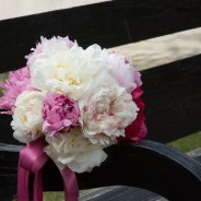 Elegant bruidsboeket met pioenen close-up