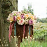 Bohemian bruidsboeket met trosrozen van Interplant Roses