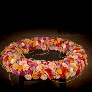 Herdenkingskrans met trosrozen van Interplant Roses