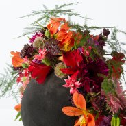 Bold flower arrangement with black floral foam by Chantal Vollenbroek - Flower Factor