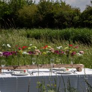 Festive table decoration with Sparkz carnations