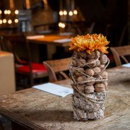 Tafeldecoratie met chrysanten en walnoten - Kristel van Dijk - Flower Factor