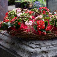 Rood met roze Kalanchoe rouwkrans
