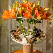 Oranje paasbloemstuk Sunderland lelie 