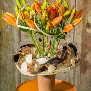 Oranje paasbloemstuk Sunderland lelie - dicht