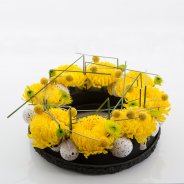 Gele Paaskrans met Chrysant 'Astroid'