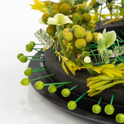 Bloemenkrans in groen en zwart