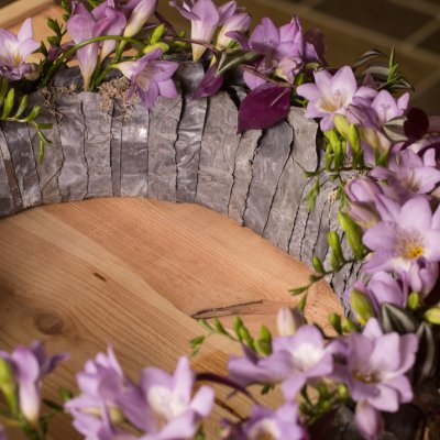 Krans met paarse Freesia