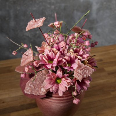 Roze herfstbloemwerk met 'Grand Salmon' chrysanten