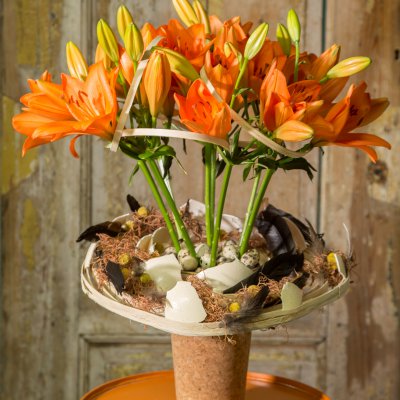 Oranje paasbloemstuk met Sunderland lelies