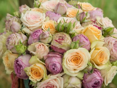 Boho bruidsboeket met trosrozen