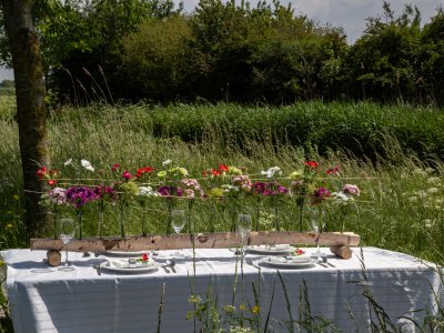 Wedding table decoration with Sparkz carnations