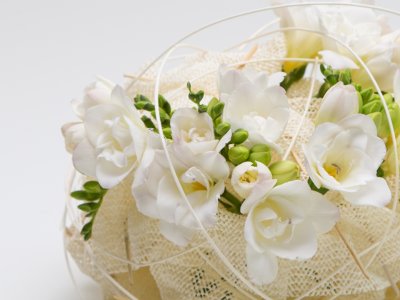 zachte knoop - Bloemwerk met witte freesia