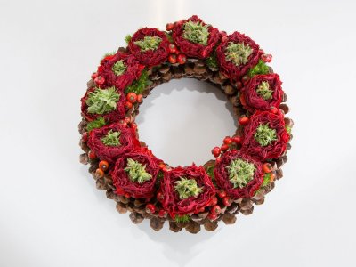 Krans met zwart steekschuim