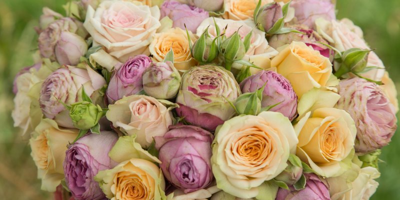 Boho bruidsboeket met trosrozen