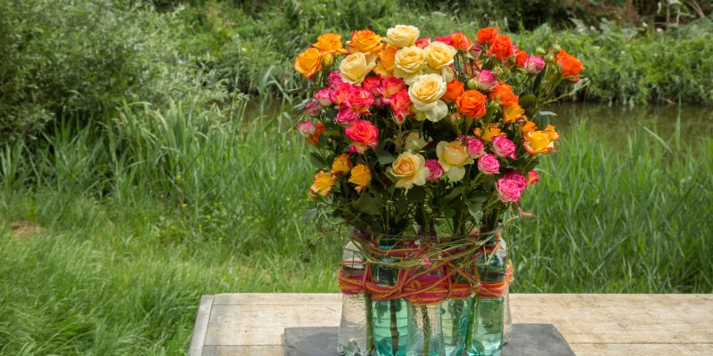 Recycle design met kleurrijke trosrozen