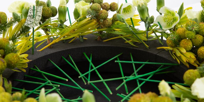 Bloemenkrans in groen en zwart