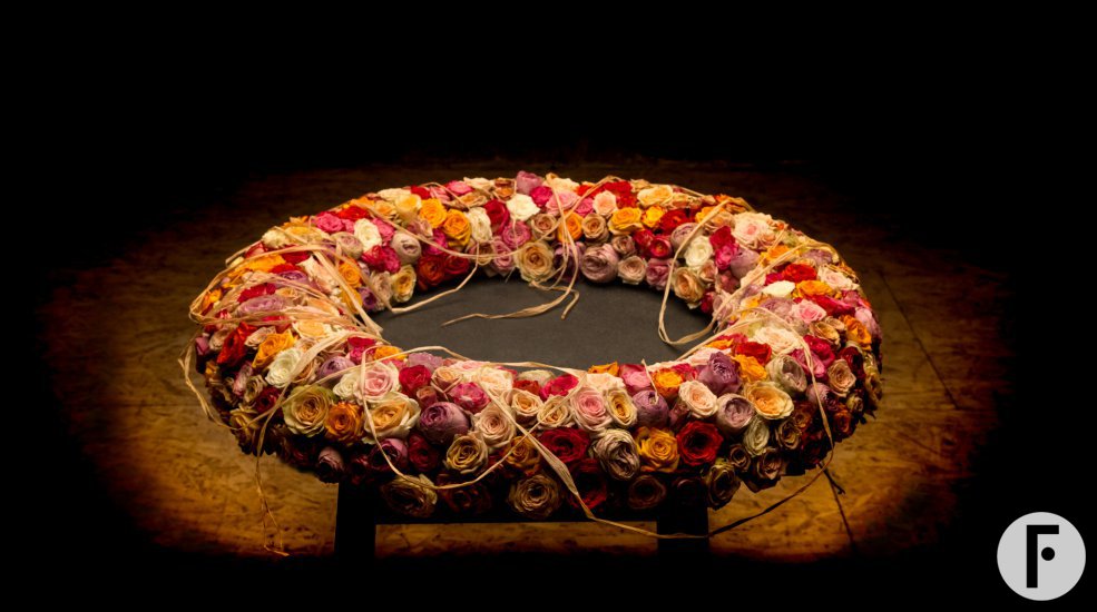 Herdenkingskrans met trosrozen