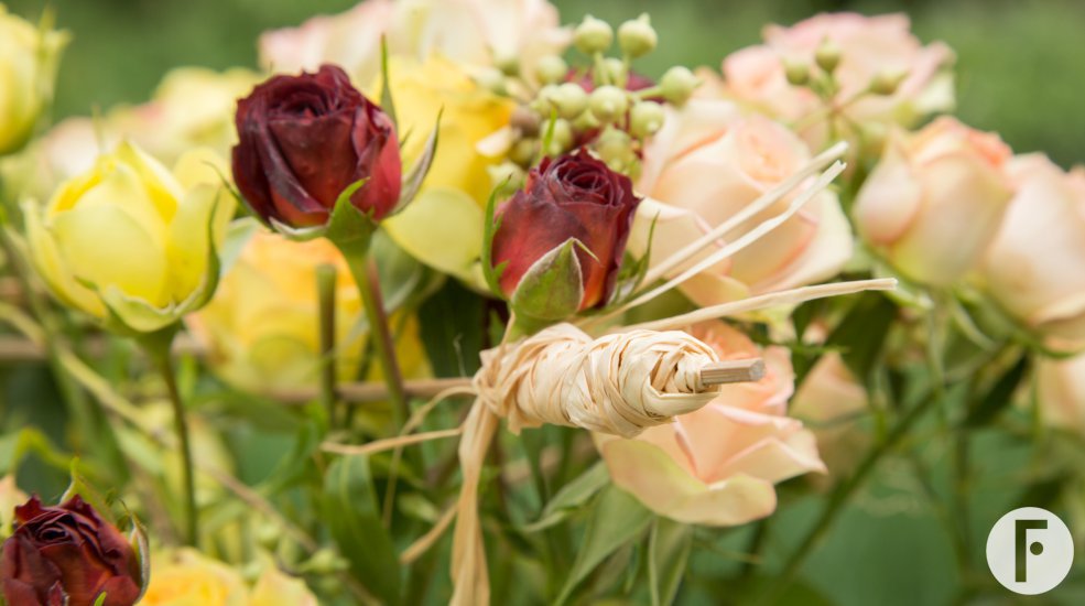 Herfst arrangement met trosrozen close-up