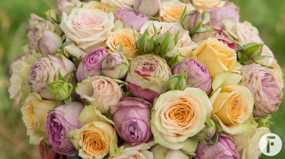 Bohemian bruidsboeket met trosrozen - close-up