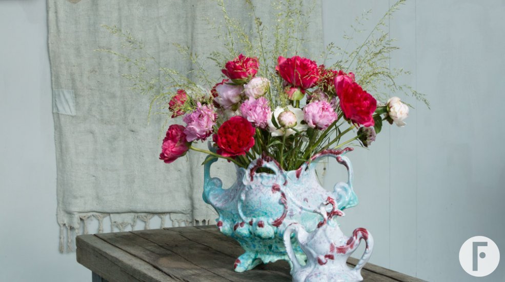 Mix van pioenen in een Italiaanse vaas