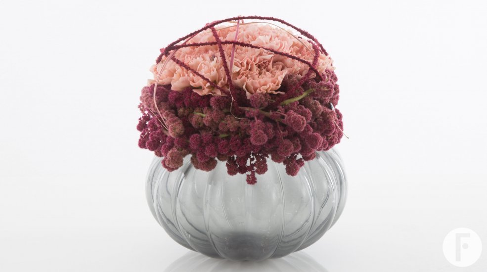 Bolvormig Dianthus Amaranthus arrangement