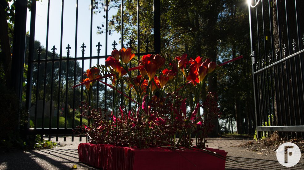 Afscheidsbloemwerk in rood