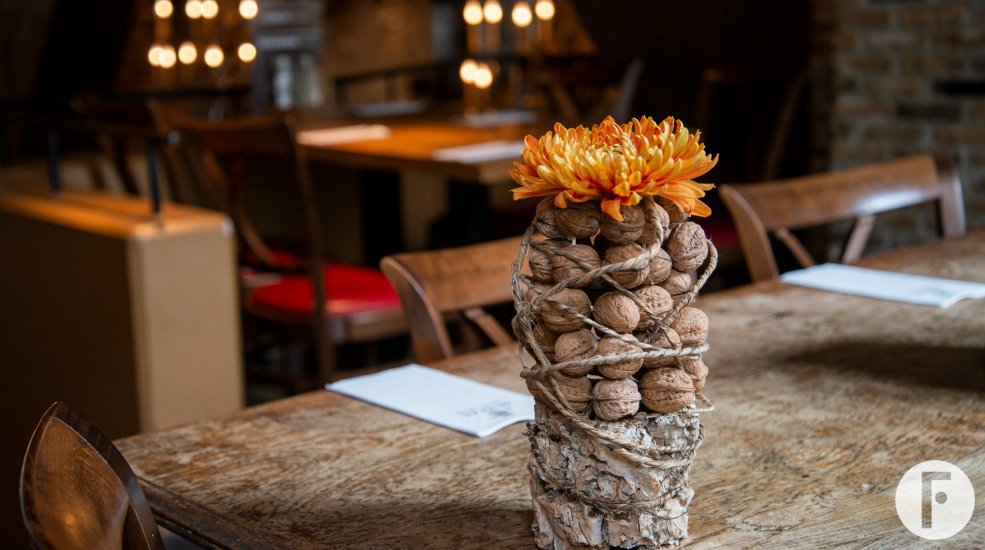 Tafeldecoratie met chrysanten en walnoten - Kristel van Dijk - Flower Factor