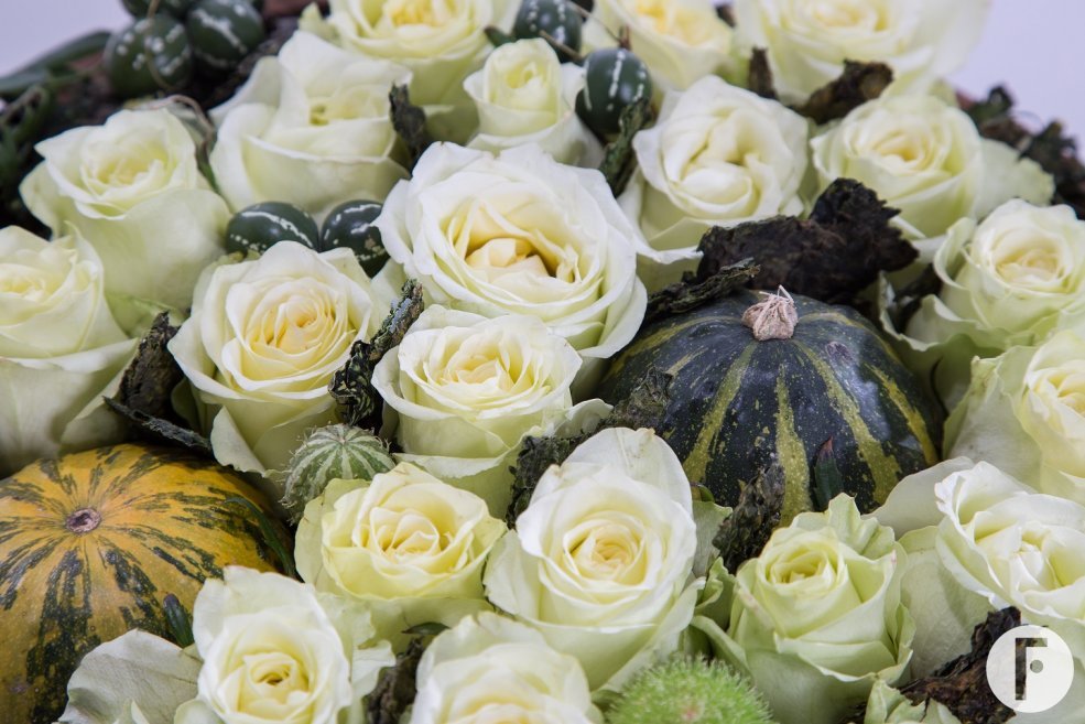 Close-up creme Decofresh rozen met natuurlijke elementen