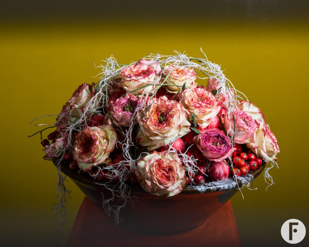 Kerstballen en rozen - close up