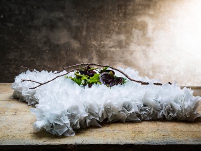 Rouwstuk met wit papier en Anthuriums