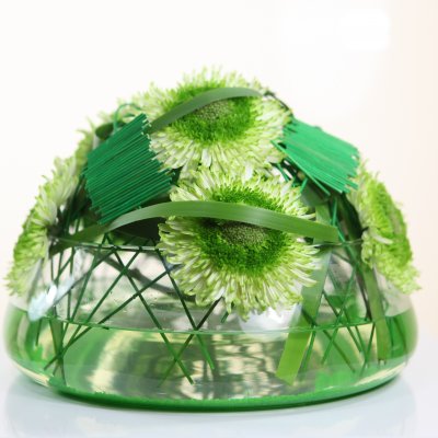 Modern tafel arrangement met chrysanten