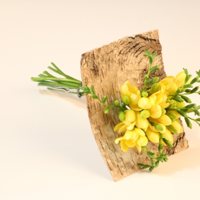 Klein geurend en geel boeketje