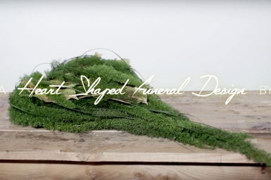 Hartvormig afscheidsbloemwerk met anthuriums