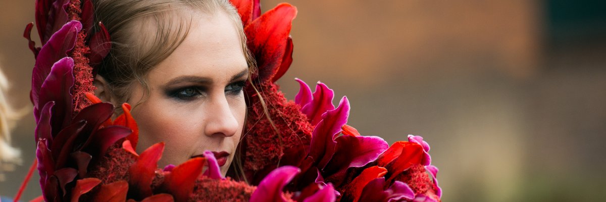 Rode lelie jurk - close up