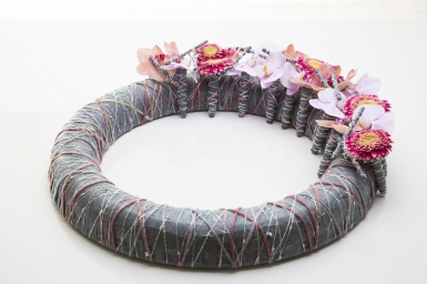 Rouwkrans van zwart papier en wol