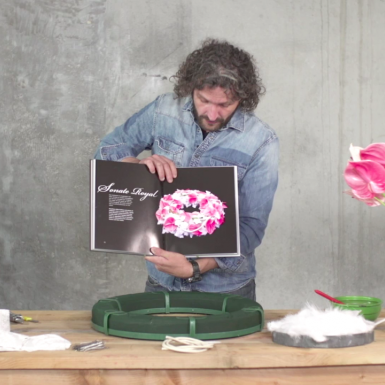 Krans met Anthuriums en veertjes