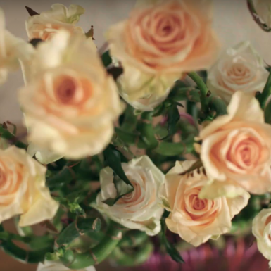 een Feestelijk rozen arrangement 