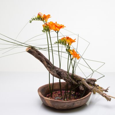 Minimalistisch bloemwerk met freesia's