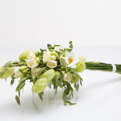 Parallel gebonden boeket met witte Freesia