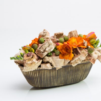 Warm bloemstuk met Freesia en kurk