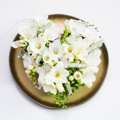 #FreestyleFreesia: witte Freesia's op een gouden presenteerblaadje