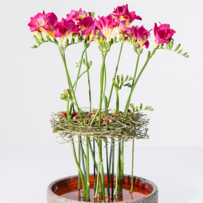 Staand bloemwerk met Freesia's 