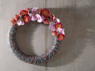 Rouwkrans van zwart papier